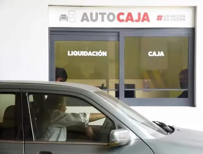 En la autocaja de la Municipalidad de Asunción se puede realizar la revalidación (sticker) sin bajar del auto.