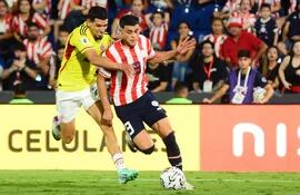 Ramón Sosa (d) de Paraguay disputa el balón con Daniel Muñoz de Colombia, en un partido de las Eliminatorias Sudamericanas.