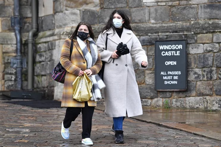 Visitantes pasean por el Castillo de Windsor, en el Reino Unido. Hoy anuncian el fin de las restricciones sanitarias.