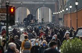 Numerosas personas caminan por la Via di Porta Angelica, en el centro de Roma.