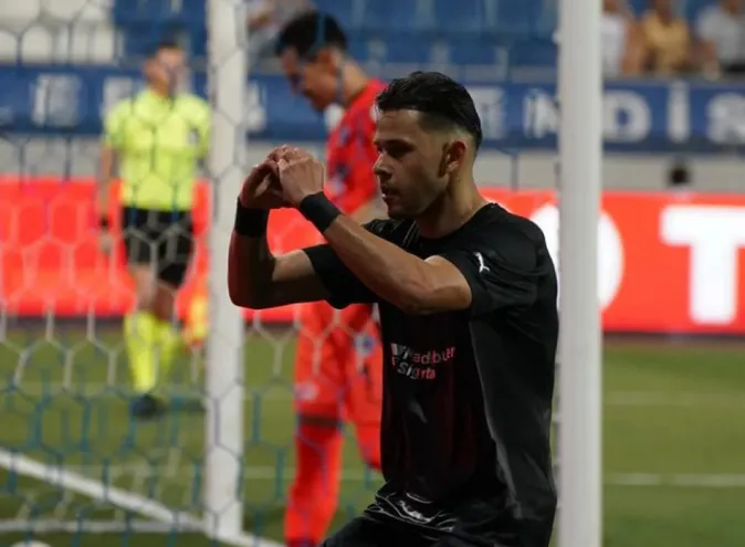 El paraguayo Óscar Romero, futbolista del Pendikspor, festeja un gol en el partido contra Kasimpasa por la tercera fecha de la Superliga de Turquía, en Estambul.