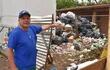 El encargado de la basura patológica del hospital, Jorge Villalba, señalando el monticulo de basura acumulada.