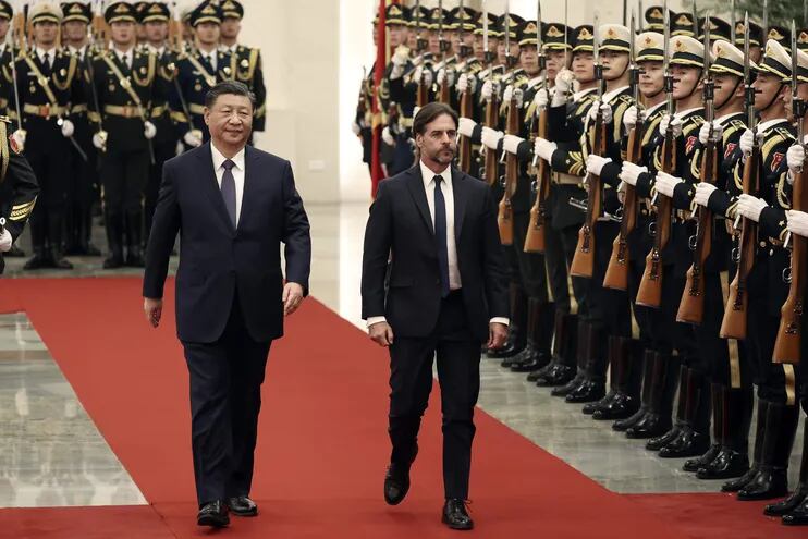 El presidente de China, Xi Jinping, recibe con honores al mandatario de Uruguay, Luis Lacalle Pou, en Pekín.