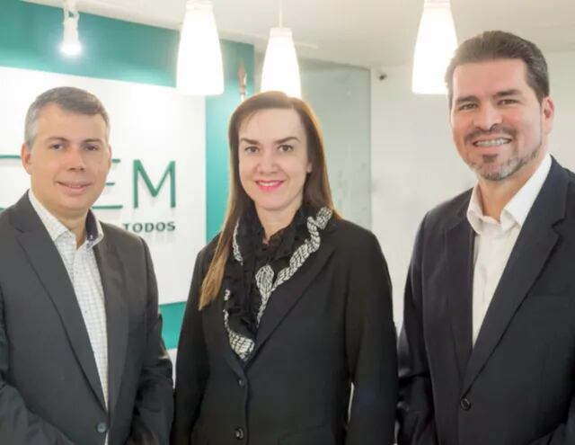 Elías Gelay, presidente de la Casa de Bolsa, Gloria Ayala Person, directora, y César Paredes, presidente de Cadiem Fondos.
