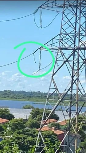 Imagen del cable que se soltó de la torre de la línea de transmisión de 220 kV.