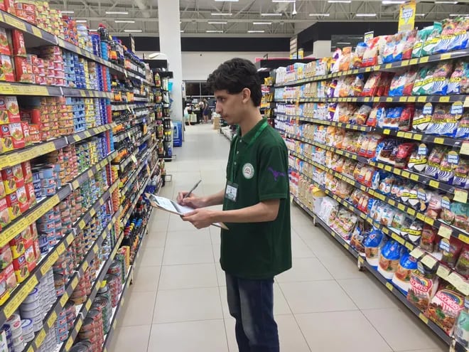 Un alumno de la Universidad Nacional del Este cuando recolectaba datos en un supermercado de Ciudad del Este.