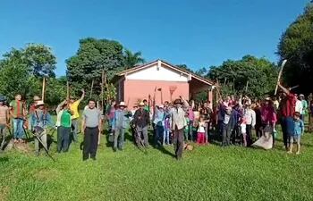 Los padres de familia del asentamiento Tava Guaraní de Santa Rosa del Aguaray realizaron una manifestación en el predio de la escuela y colegio para exigir la entrega total de los kits escolares