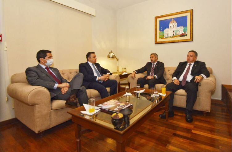 Mario Abdo (c) conversa con el encargado de negocios de EE.UU. Joe Salazar. Observan Federico González (i) y Esteban Aquino (d).