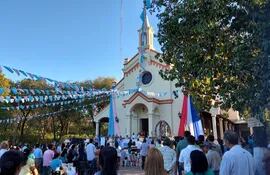 Muchos fieles participaron de la procesion y luego la misa central, presidida por el monseñor Gabriel Escobar, obispo del vicariato Apostolico del Chaco, en la catedral de Fuerte Olimpo.
