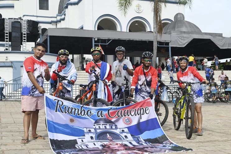 "Rumbo a Caacupé": ciclistas pedalearon desde Buenos Aires para llegar a Caacupé y así cumplir sus promesas con la Virgen.
