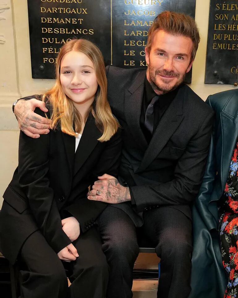 Victoria Beckham presentó su nueva colección en París rodeada del amor de  su familia - Gente - ABC Color