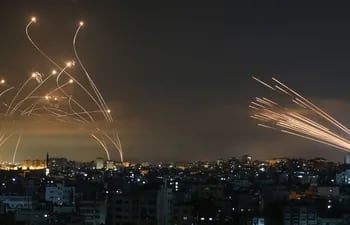 Cohetes lanzados por grupos radicales palestinos desde Gaza (der.), mientras se activa el sistema defensivo antimisiles israelí (izq.), conocido como Cúpula de Hierro, para contrarrestar el ataque.