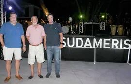 Jerónimo Nasser, gerente general de Banco Sudameris; Luis Callizo, presidente del Club Náutico San Bernardino, y Renzo Ferrari, encargado de la organización de la corrida.