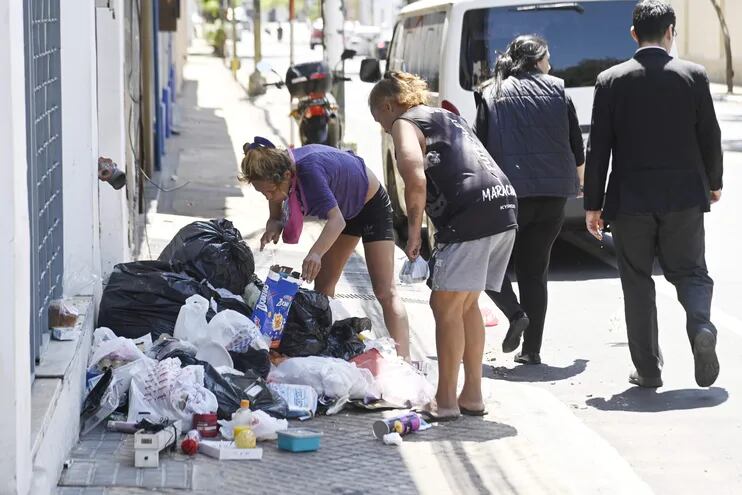 La basura se puede encontrar fácilmente en cualquier calle del microcentro de Asunción por falta de fiscalización, multa y/o recolección. En la foto se ve basura en la vereda de 14 de mayo y Paraguayo Independiente.