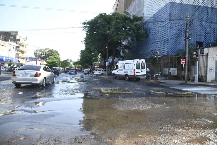 La calle Teodoro S. Mongelós de Asunción, al costado del Hospital de Trauma, se ve afectada por las aguas que riegan el asfalto.