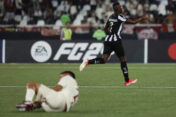 Luiz André Rosa de Botafogo celebra un gol este miércoles, en un partido de la fase de grupos de la Copa Libertadores entre Botafogo y Universitario en el estadio Nilton Santos en Río de Janeiro (Brasil).