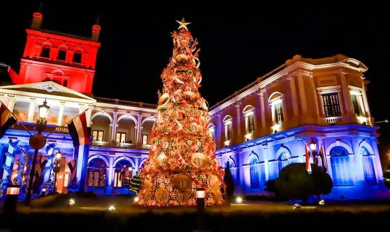 Las luces del árbol de navidad del Palacio de López ya se encendieron desde el viernes.