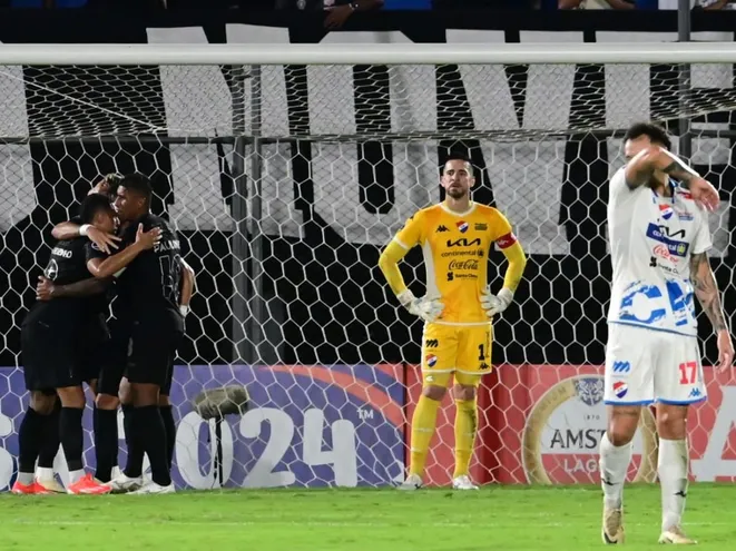 Los jugadores del Corinthians festejan un gol con asistente del paraguayo Ángel Romero en el partido frente a Nacional por la fase de grupos de la Copa Sudamericana 2024 en el estadio Defensores del Chaco, en Asunción.