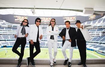 El cantante Marco Antonio Solís (c) junto a los integrantes de la banda "Los Bukis" durante la presentación de la gira "Una historia cantada" el 14 de junio de 2021, en el SoFi Stadium en Inglewood, California (EE.UU.).