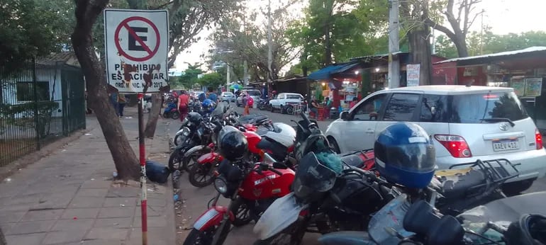 A pesar de estar prohibido el estacionamiento, motociclistas dejan sus rodados frente al Hospital de Luque.