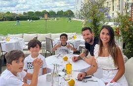 Hermosa familia. Leo Messi y Antonela Roccuzzo con sus hijos Thiago, Mateo y Ciro almorzando en la capital francesa.