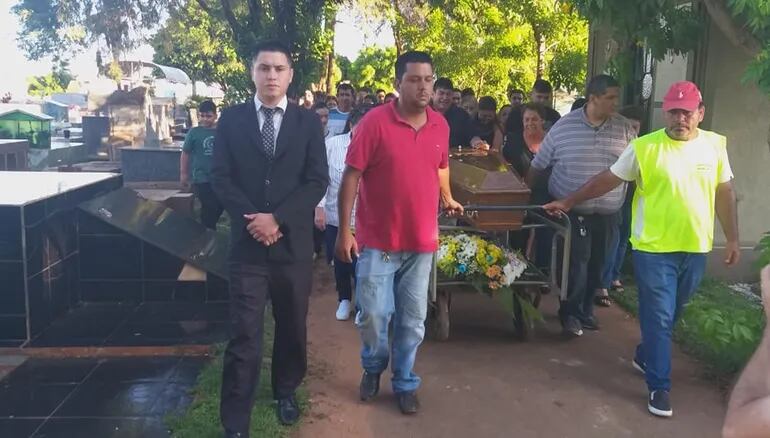 Los restos del comunicador fueron enterrados ayer a la tarde en un cementerio de Ponta Porã. Los familiares se quejaron de la indiferencia de las autoridades paraguayas.