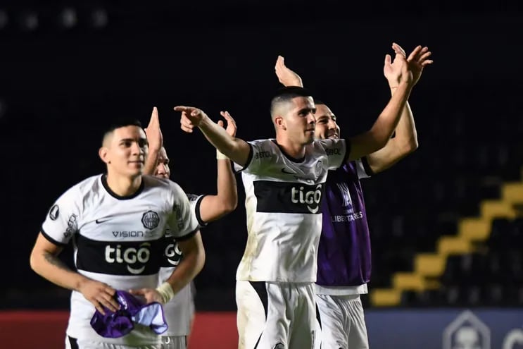Players of Olimpia celebrate after the end of the Copa Libertadores group stage second leg football match between Argentina's Patronato and Paraguay's Olimpia, at the Brigadier General Estanislao López in Santa Fe, Argentina, on May 25, 2023. (Photo by Jose ALMEIDA / AFP)