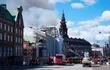 Los bomberos trabajan para extinguir el incendio del histórico edificio de la bolsa de valores de Boersen (C) en el centro de Copenhague, Dinamarca.