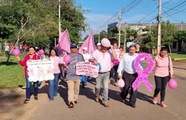 Miembros del club de hipertensos y diabeticos de la Unidad de Salud Familiar del barrio universitario de la ciudad de San Juan Bautista, Misiones, marcharon en conmemoración del día mundial de la lucha contra el cáncer de mama.