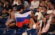 Un ciudadano sostiene la bandera de Rusia durante el día 1 del torneo de tenis Australian Open en Melbourne.