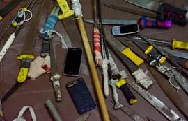 Incautación de 74 armas blancas y tres teléfonos celulares en el Penal de Tacumbú. (gentileza).
