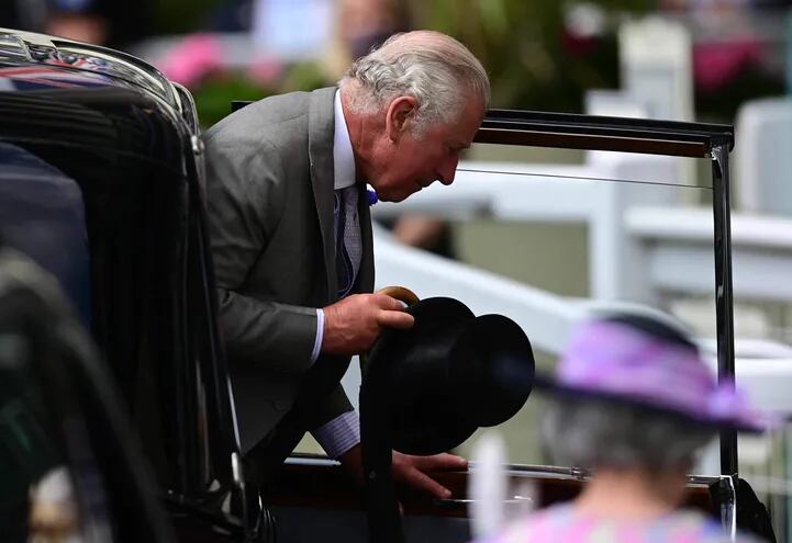 El príncipe Carlos de Inglaterra asiste a la carrera de caballos Royal Ascot.
