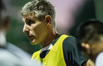 El argentino Martín Palermo, entrenador de Olimpia, en la práctica del plantel en la Villa Olimpia, en Fernando de la Mora.