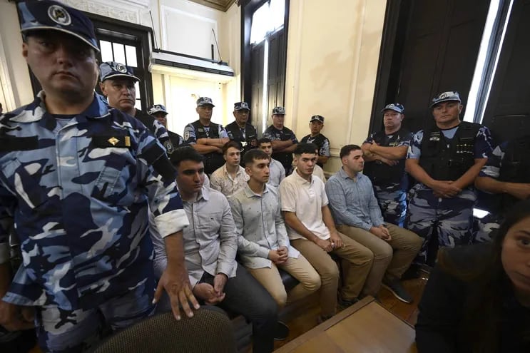 Los acusados por el homicidio de Fernando Báez Sosa aguardan la lectura de la setencia del tribunal de Dolores, Argentina. (AFP)