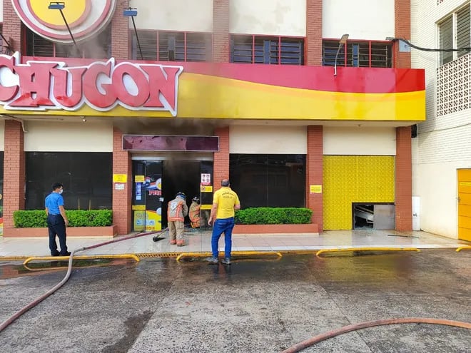 Bomberos lograron controlar rápidamente el incendio en el local de ventas de Pechugón.