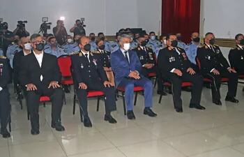 El ministro de Interior Arnaldo Giuzzio  (c) entre el subcomandante de la Policía Gilberto Fleitas (i) y el comandante Luis Arias, durante un acto oficial.
