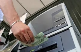 Los usuarios se aglomeraron masivamente esta semana en los cajeros automáticos para retiro de salarios y aguinaldos.
