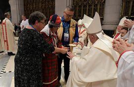 El Papa Francisco bendice la Eucaristía mientras celebra la Misa en el Santuario Nacional de Sainte-Anne-de-Beaupré en Quebec, Canadá.