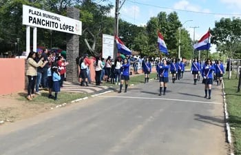 Estudiantes de Panchito López vistieron sus mejores galas para participar del desfile estudiantil.