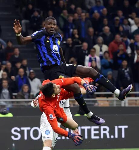 Milan (Italy), 17/03/2024.- Napoli'Äôs goalkeeper Alex Meret (L) in action against Inter Milan'Äôs Marcus Thuram during the Italian Serie A soccer match between FC Inter and SSC Napoli, in Milan, Italy, 17 March 2024. (Italia) EFE/EPA/MATTEO BAZZI
