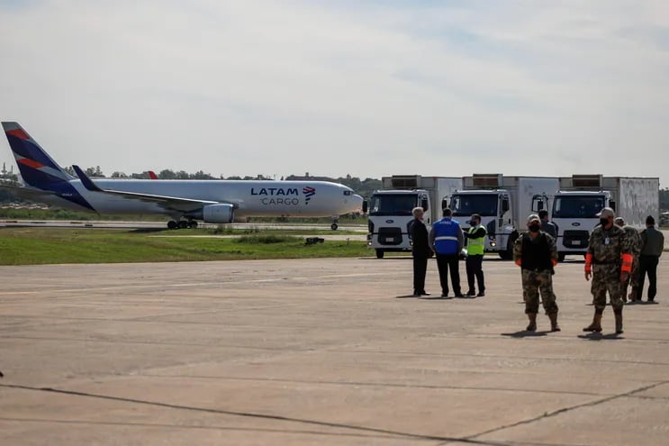 Fotografía que muestra la llegada del avión de Latam en el cual habían arribado vacunas de Pfizer. (Imagen ilustrativa).