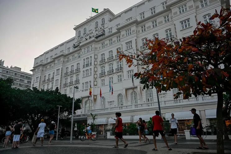 Con su inmaculada fachada resplandeciente al sol, el Copacabana Palace, hotel emblemático de Rio de Janeiro, sigue alzándose orgulloso frente al océano a cien años de su inauguración.