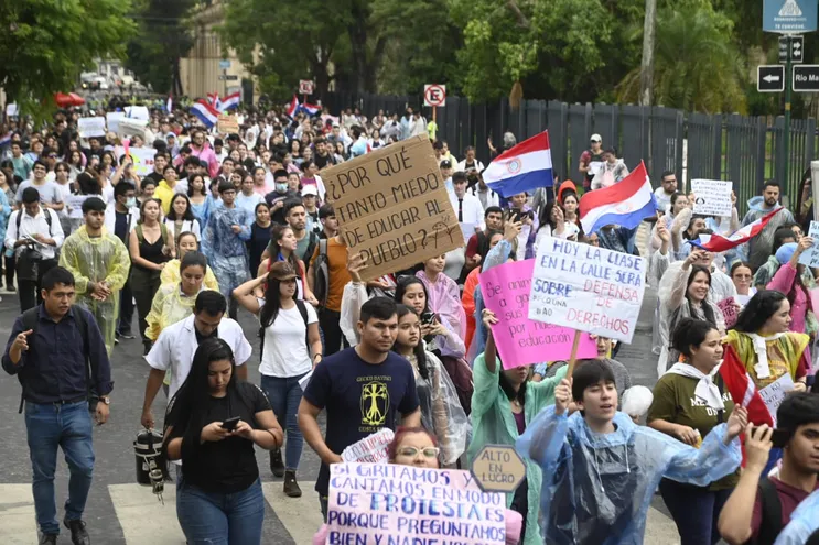 Estudiantes de la UNA manifestándose en el centro de Asunción.