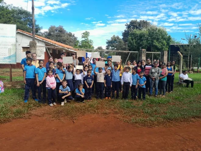 Los alumnos y padres de una escuela cerraron una escuela de Minga Porã.
