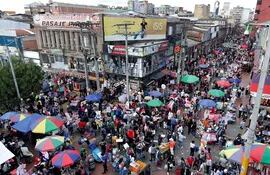 Ciudadanos se aglomeran mientras hacen compras navideñas en el popular sector de San Victorino, en Bogotá (Foto Archivo).