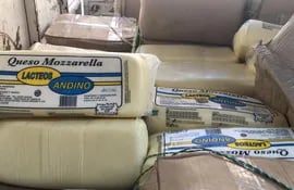 Más de mil kilos de queso fueron decomisados por las autoridades.