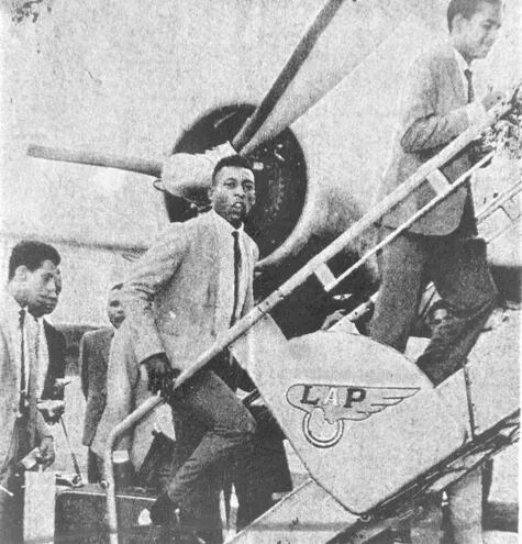 El rey del fútbol, Pelé, subiendo al Convair 240, en un viaje a Paraguay.
