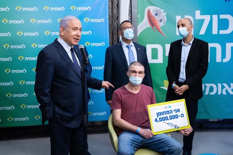 El primer ministro de Israel, Benjamín Netanyahu (i), durante la presentación del acto de vacunación número 4 millones en ese país.