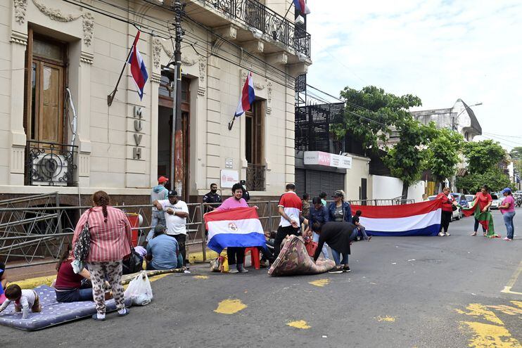 Personas de diferentes puntos del país se concentraron frente a la oficina del MUVH.