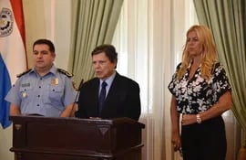 Comandante en ejercicio de la Policía, Luis Arias, ministro del Interior, Euclides Acevedo y directora de Migraciones, Ángeles Arriola.